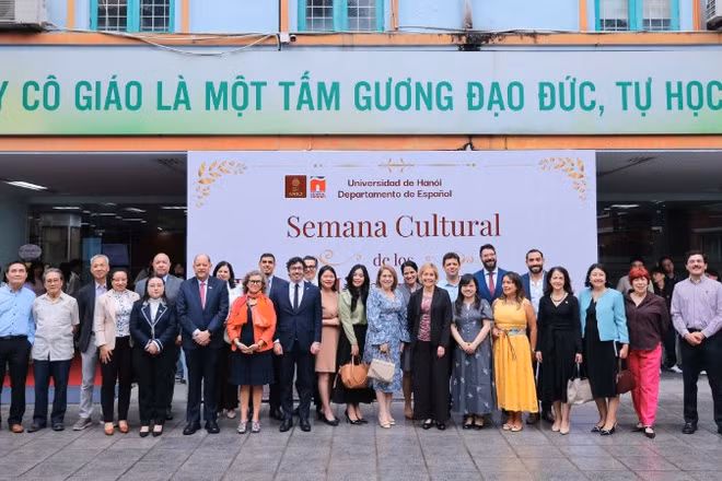 Giảng viên Trường đại học Hà Nội chụp ảnh lưu niệm cùng đại biểu khách mời và đại diện Đại sứ quán các nước nói tiếng Tây Ban Nha. (Ảnh: KHẮC KIÊN)