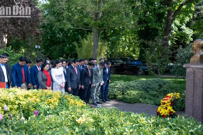 Lễ dâng hoa trước tượng Chủ tịch Hồ Chí Minh ở Pháp nhân dịp kỷ niệm 51 năm Ngày giải phóng miền nam, thống nhất đất nước.