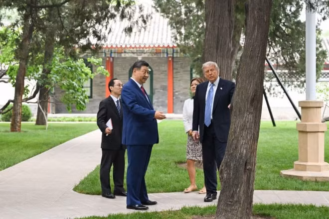 Tổng Bí thư, Chủ tịch Trung Quốc Tập Cận Bình và Tổng thống Donald Trump đi dạo và trao đổi thân mật trong khuôn viên Trung Nam Hải ở thủ đô Bắc Kinh sáng 15/5. (Ảnh: Tân Hoa xã)
