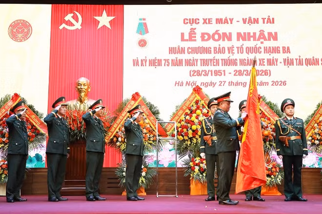 Thừa ủy quyền của Chủ tịch nước, Thượng tướng Nguyễn Văn Hiền trao Huân chương Bảo vệ Tổ quốc hạng Ba tặng Cục Xe máy-Vận tải. 