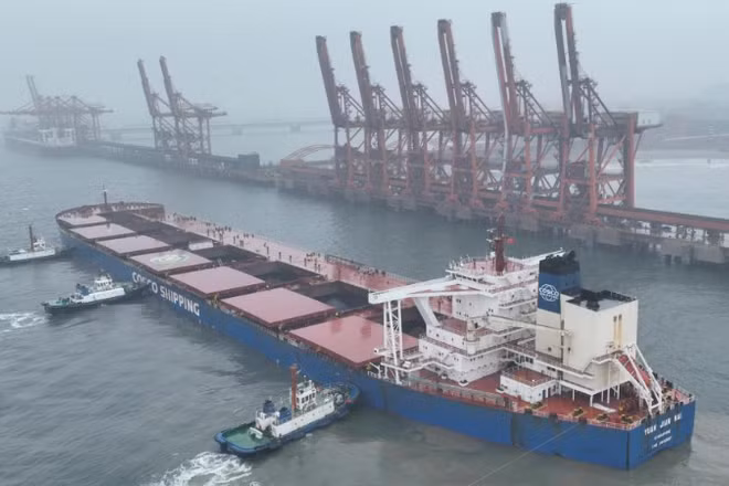 Một tàu chở hàng chuẩn bị cập cảng Đường Sơn, tỉnh Hà Bắc, Trung Quốc. (Ảnh: Tân Hoa xã)