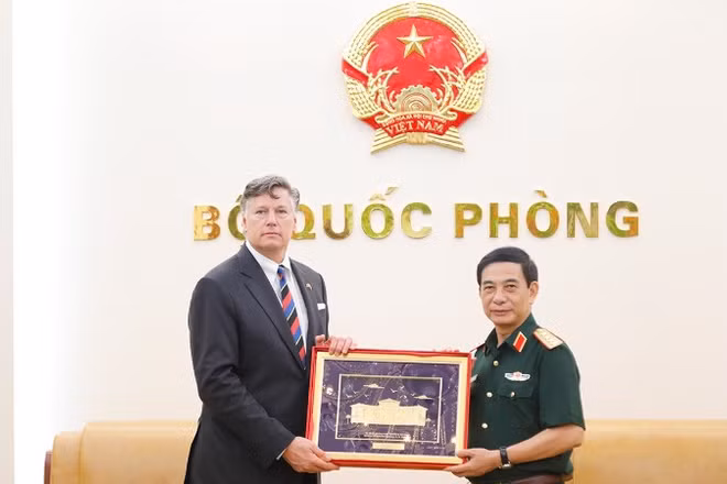 Đại tướng Phan Văn Giang và Thứ trưởng Ngoại giao Hoa Kỳ Christopher Landau trao tặng quà lưu niệm. 