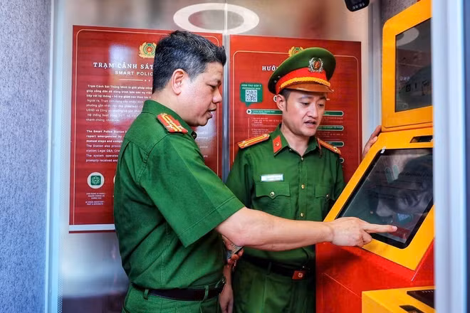 Hà Nội là địa phương đầu tiên trên cả nước triển khai thí điểm Kiosk Trạm Cảnh sát thông minh. (Ảnh: TTXVN)