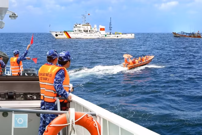 Các tàu thuộc lực lượng Cảnh sát biển Việt Nam tăng cường tuần tra, kiểm tra, kiểm soát trên các vùng biển.