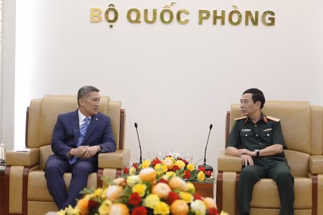 Đại tướng Phan Văn Giang, Ủy viên Bộ Chính trị, Phó Bí thư Quân ủy Trung ương, Phó Thủ tướng Chính phủ, Bộ trưởng Quốc phòng và Quyền Bộ trưởng Bộ Hải quân Hoa Kỳ Hùng Cao tại buổi tiếp.