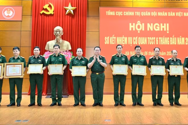 Đại tướng Nguyễn Trọng Nghĩa trao thưởng các tập thể, cá nhân tiêu biểu. 