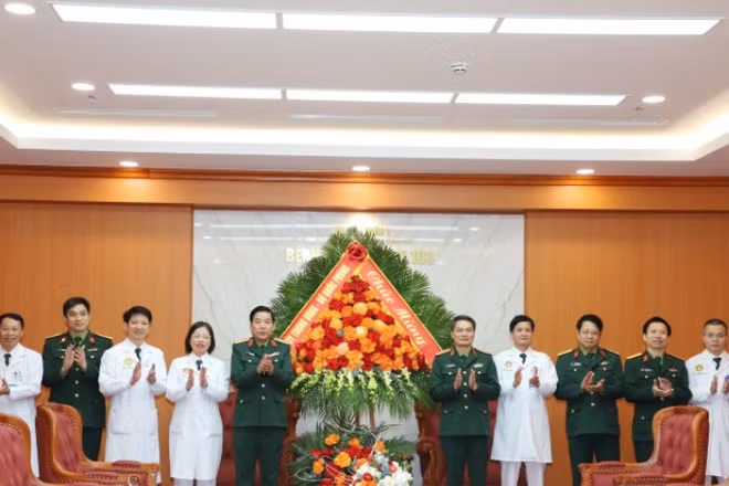 Thượng tướng Nguyễn Văn Gấu, Ủy viên Trung ương Đảng, Ủy viên Quân ủy Trung ương, Thứ trưởng Quốc phòng tặng hoa chúc mừng tập thể Bệnh viện Quân y 103.
