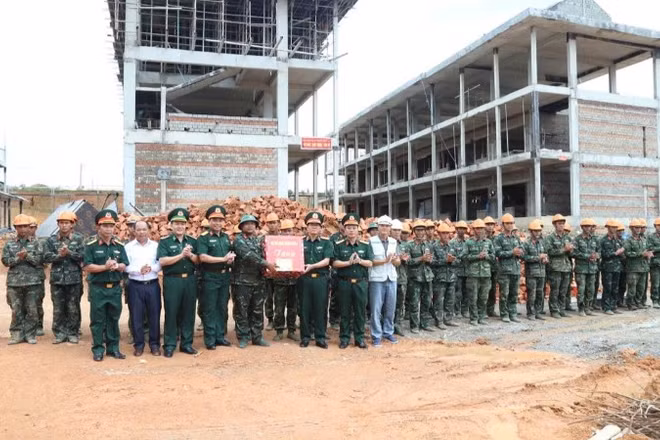 Đoàn công tác Quân khu 5 thăm, tặng quà lực lượng vũ trang tỉnh Quảng Ngãi tham gia xây dựng trường phổ thông nội trú liên cấp Mô Rai.
