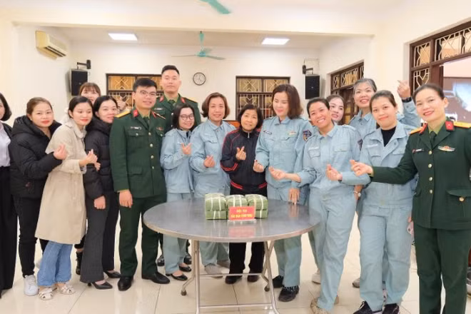 Hội thi gói bánh chưng với chủ đề "Bánh chưng xanh-Tết đoàn viên" tại Đoàn 195.
