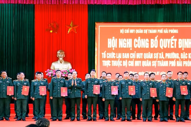 Trao quyết định bổ nhiệm Chỉ huy trưởng Ban Chỉ huy quân sự các xã, phường, đặc khu thuộc Bộ Chỉ huy quân sự thành phố Hải Phòng.