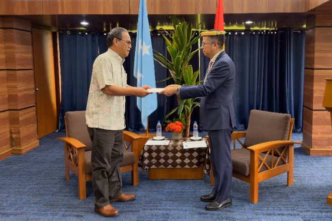 Đại sứ Phạm Thanh Bình trình Quốc thư lên Tổng thống Liên bang Micronesia Wesley W. Simina. (Ảnh: Đại sứ quán Việt Nam tại Trung Quốc)