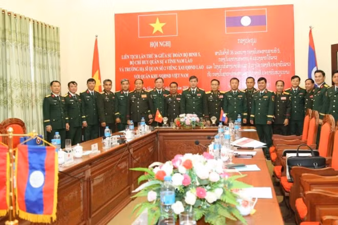 Đoàn đại biểu hai bên.