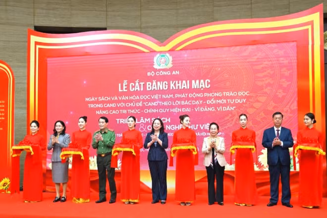 Các đồng chí lãnh đạo cắt băng khai mạc Ngày sách và phát động phong trào đọc sách trong Công an nhân dân.