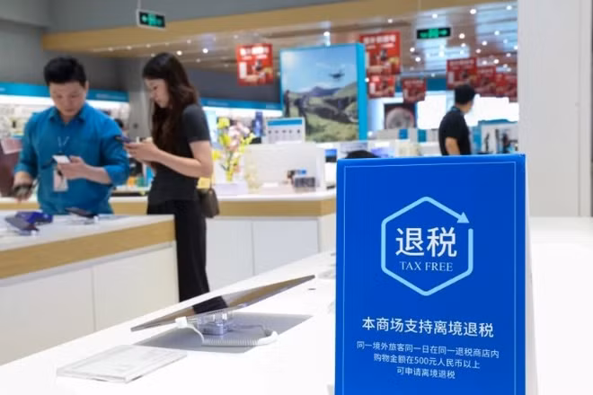 Một cửa hàng bán đồ điện tử có dịch vụ hoàn thuế ở thành phố Thâm Quyến, tỉnh Quảng Đông, Trung Quốc. (Ảnh: Tân Hoa xã)