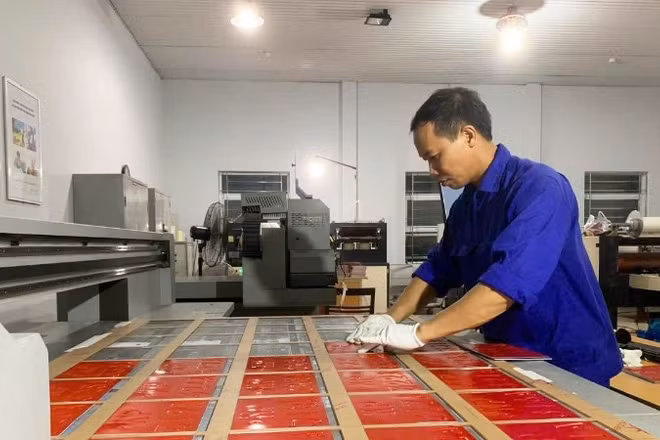 Nhân viên Phân xưởng Cơ khí-Cơ điện, Nhà máy Z157 tăng ca, tăng kíp sản xuất biển số xe bảo đảm kịp thời gian.
