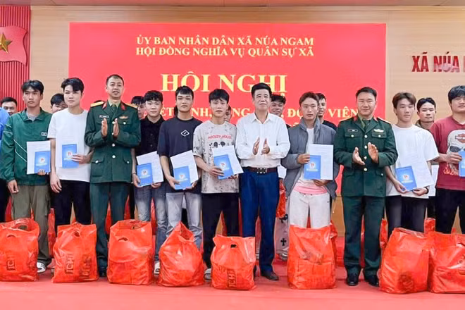 Xã Núa Ngam, tỉnh Điện Biên tặng quà động viên các thanh niên lên đường nhập ngũ.