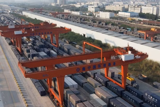 Cầu trục bốc xếp container ở Cảng đường sắt quốc tế Nam Ninh. (Ảnh: Mạng tin tức Quảng Tây)