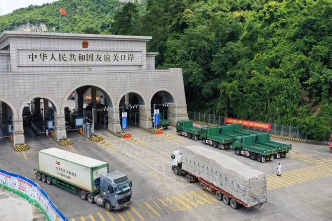 Các phương tiện thông quan tại cửa khẩu Hữu Nghị Quan, Quảng Tây, Trung Quốc. (Ảnh: ifeng.com)