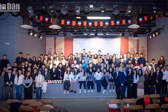 Theo Đại sứ Đinh Toàn Thắng, thanh niên sinh viên Việt Nam tại Pháp có nhiệt huyết rất lớn và nóng lòng đóng góp thiết thực cho đất nước. (Ảnh: KHẢI HOÀN)