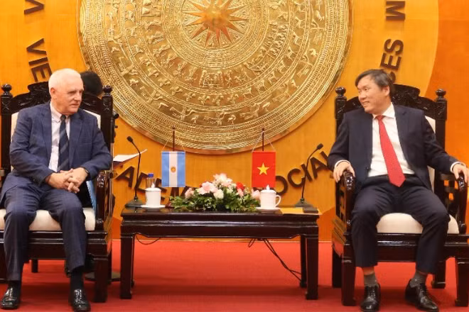 Giáo sư, Tiến sĩ Lê Văn Lợi, Chủ tịch Viện hàn lâm Khoa học xã hội Việt Nam và Đại sứ Marcos Antonio Bednarski tại buổi hội đàm. (Ảnh: VASS)