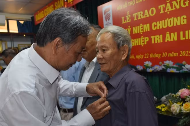 Trao Kỷ niệm chương "Vì sự nghiệp tri ân liệt sĩ".