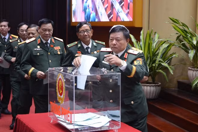 Các đại biểu bỏ phiếu bầu Ban Chấp hành Trung ương Hội Cựu chiến binh Việt Nam khóa VIII.