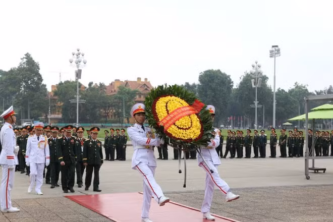 Đoàn đại biểu dự Đại hội đại biểu toàn quốc Hội Cựu chiến binh Việt Nam lần thứ VIII vào Lăng viếng Chủ tịch Hồ Chí Minh.