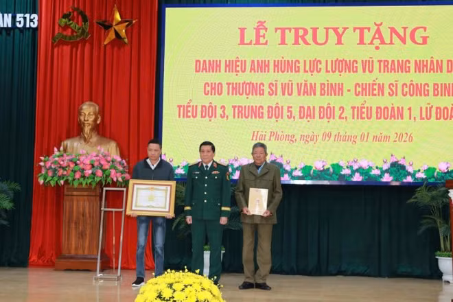 Thừa ủy quyền của Chủ tịch nước, Trung tướng Nguyễn Đức Hưng, Bí thư Đảng ủy, Chính ủy Quân khu 3 trao Bằng danh hiệu Anh hùng Lực lượng vũ trang nhân dân tặng đại diện gia đình Thượng sĩ Vũ Văn Bình.
