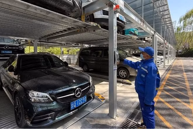 Bãi đỗ xe hai tầng ở khu Tây Thành, thành phố Bắc Kinh. (Ảnh: Báo Xinjing, Trung Quốc)