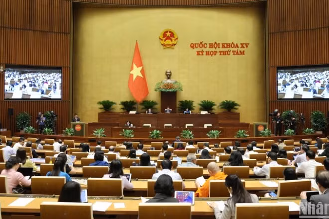 Cùng với quá trình hoàn thiện về chức năng lập pháp và giám sát, phương thức điều hành nghị viện của Quốc hội Việt Nam cũng có những bước đổi mới quan trọng, thích ứng với yêu cầu phát triển của đất nước trong bối cảnh khoa học-công nghệ phát triển nhanh và mạnh mẽ. (Ảnh: DUY LINH)