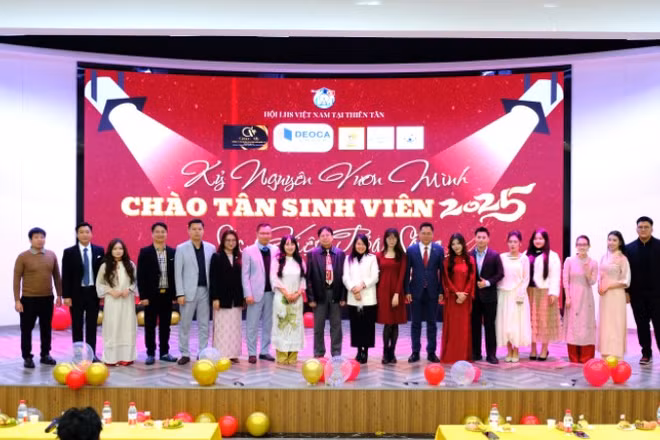 Đại diện Đại sứ quán và Ban tổ chức chụp ảnh lưu niệm tại chương trình.