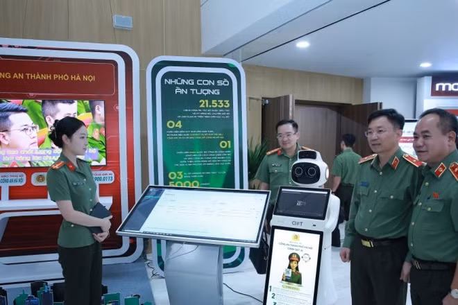 Các đại biểu tham quan mô hình ứng dụng chuyển đổi số trong Công an nhân dân.
