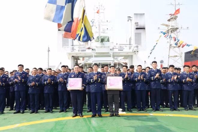 Tặng quà chúc Tết các tàu Cảnh sát biển.