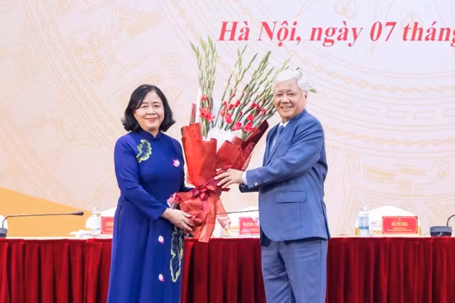 Đồng chí Đỗ Văn Chiến tặng hoa chúc mừng đồng chí Bùi Thị Minh Hoài. 