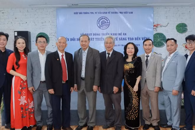 Tổ triển khai đề án của hiệp hội chụp ảnh kỷ niệm tại lễ phát động.