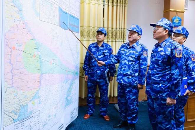 Thiếu tướng Lê Đình Cường kiểm tra phương án phòng, chống bão số 3 trên hải đồ.