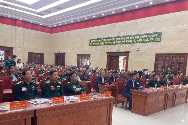 Các đại biểu dự lễ khai mạc diễn tập tác chiến phòng thủ khu vực năm 2025.