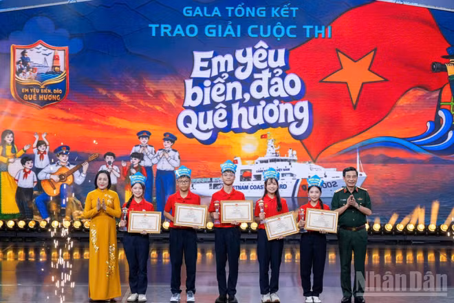 Đại tướng Phan Văn Giang, Ủy viên Bộ Chính trị, Phó Bí thư Quân ủy Trung ương, Phó Thủ tướng Chính phủ, Bộ trưởng Quốc phòng và Đồng chí Nguyễn Thị Thanh, Ủy viên Trung ương Đảng, Phó Chủ tịch Quốc hội trao Giải Nhất cho Đội Bạch Long Vĩ (Hải Phòng). (Ảnh: ĐỨC TĨNH)