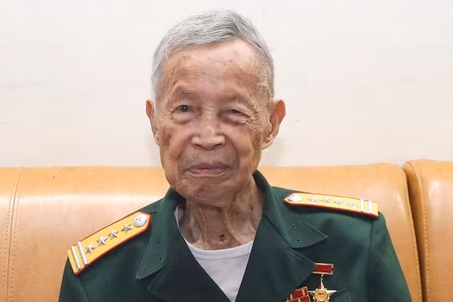 Đại tá, Anh hùng Lực lượng vũ trang nhân dân La Văn Cầu.