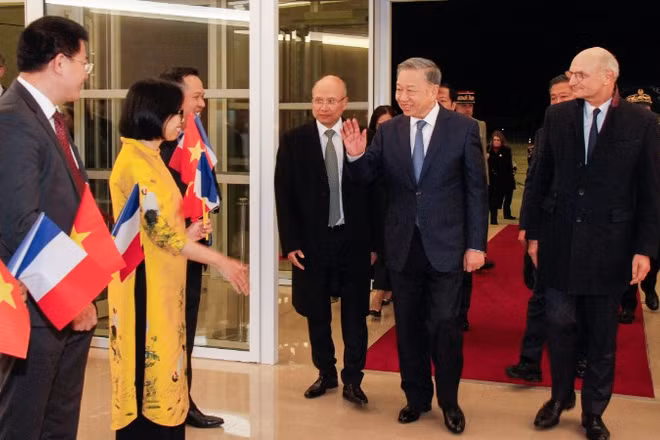Các cơ quan đại diện và kiều bào tại Pháp vui mừng đón Tổng Bí thư, Chủ tịch nước Tô Lâm cùng Đoàn đại biểu cấp cao Việt Nam thăm chính thức Cộng hòa Pháp ngày 3/10/2024. (Ảnh: KHẢI HOÀN)