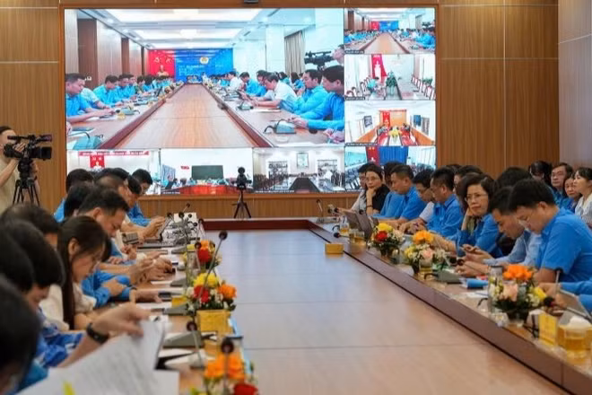 Đây là lần đầu tiên, Hội nghị Ban Chấp hành Tổng Liên đoàn tổ chức với hình thức trực tiếp và trực tuyến 42 điểm cầu. (Ảnh: HỮU CHÁNH)