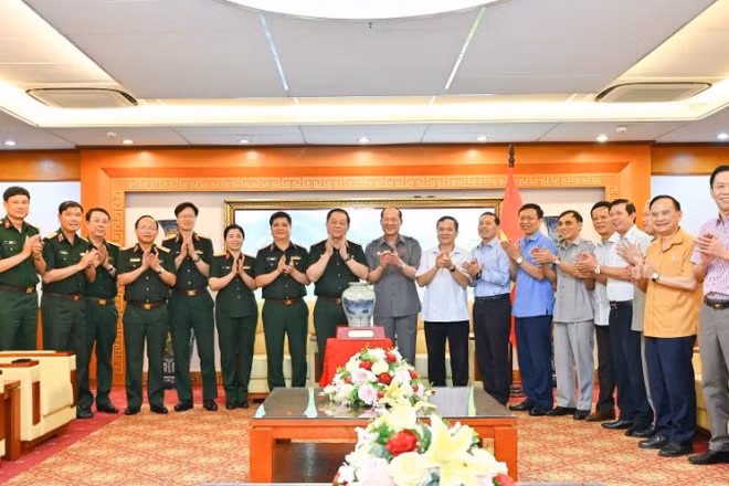 Đại tướng Nguyễn Trọng Nghĩa cùng các đại biểu.