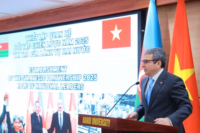 Đại sứ Shovgi Mehdizada giới thiệu quan hệ song phương Azerbaijan-Việt Nam. (Ảnh: Đại sứ quán Azerbaijan tại Việt Nam)