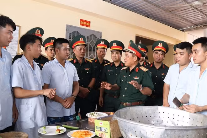 Đoàn công tác kiểm tra giờ học thực hành của học viên trung cấp kỹ thuật chế biến nấu ăn.