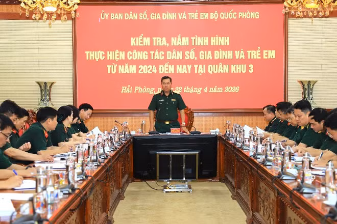 Thiếu tướng Huỳnh Tấn Hùng, Phó Chủ nhiệm Tổng cục Hậu cần-Kỹ thuật, Phó Chủ tịch Thường trực Ủy ban Dân số, Gia đình và Trẻ em Bộ Quốc phòng, kiểm tra, nắm tình hình tại Quân khu 3.