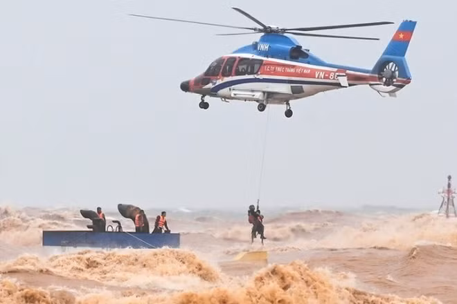 Lực lượng cứu hộ-cứu nạn của Quân đội tổ chức cứu các thuyền viên trên tàu Vietship 01 gặp nạn tại vùng biển Cửa Việt (Quảng Trị), tháng 10/2020.