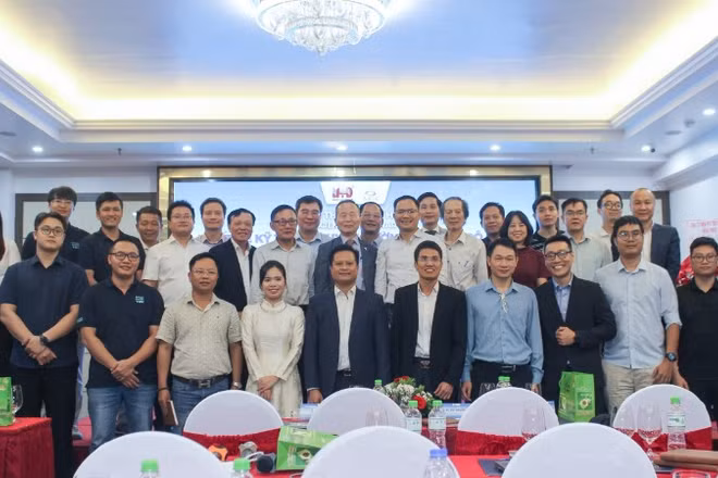 Các chuyên gia, diễn giả chụp ảnh lưu niệm.