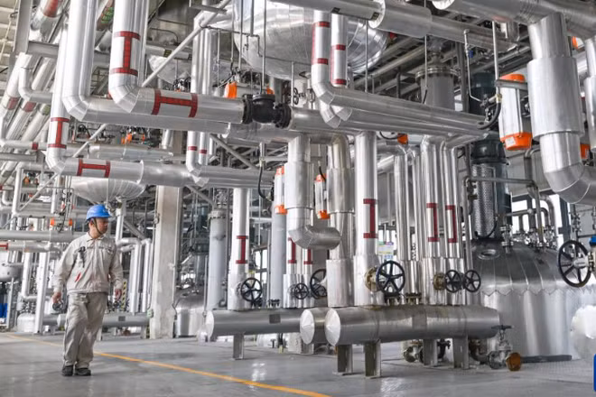 Dây chuyền sản xuất tự động hóa tại một doanh nghiệp sản xuất sơn ở thành phố Thiên Tân, Trung Quốc. (Ảnh: Tân Hoa xã)