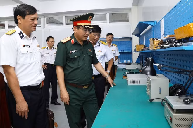 Đoàn công tác kiểm tra một số vật tư kỹ thuật tại Viện Kỹ thuật Hải quân.