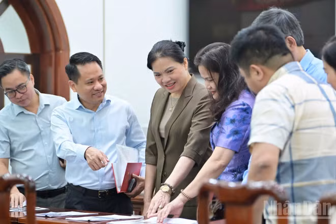 Các thành viên Hội đồng Chung khảo Giải báo chí "Vì sự nghiệp Đại đoàn kết toàn dân tộc" lần thứ 17 trao đổi ý kiến chuyên môn tại cuộc họp. (Ảnh: LINH PHAN)